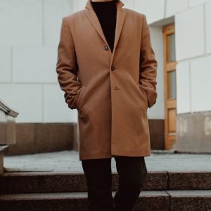 barbat care poarta un palton elegant